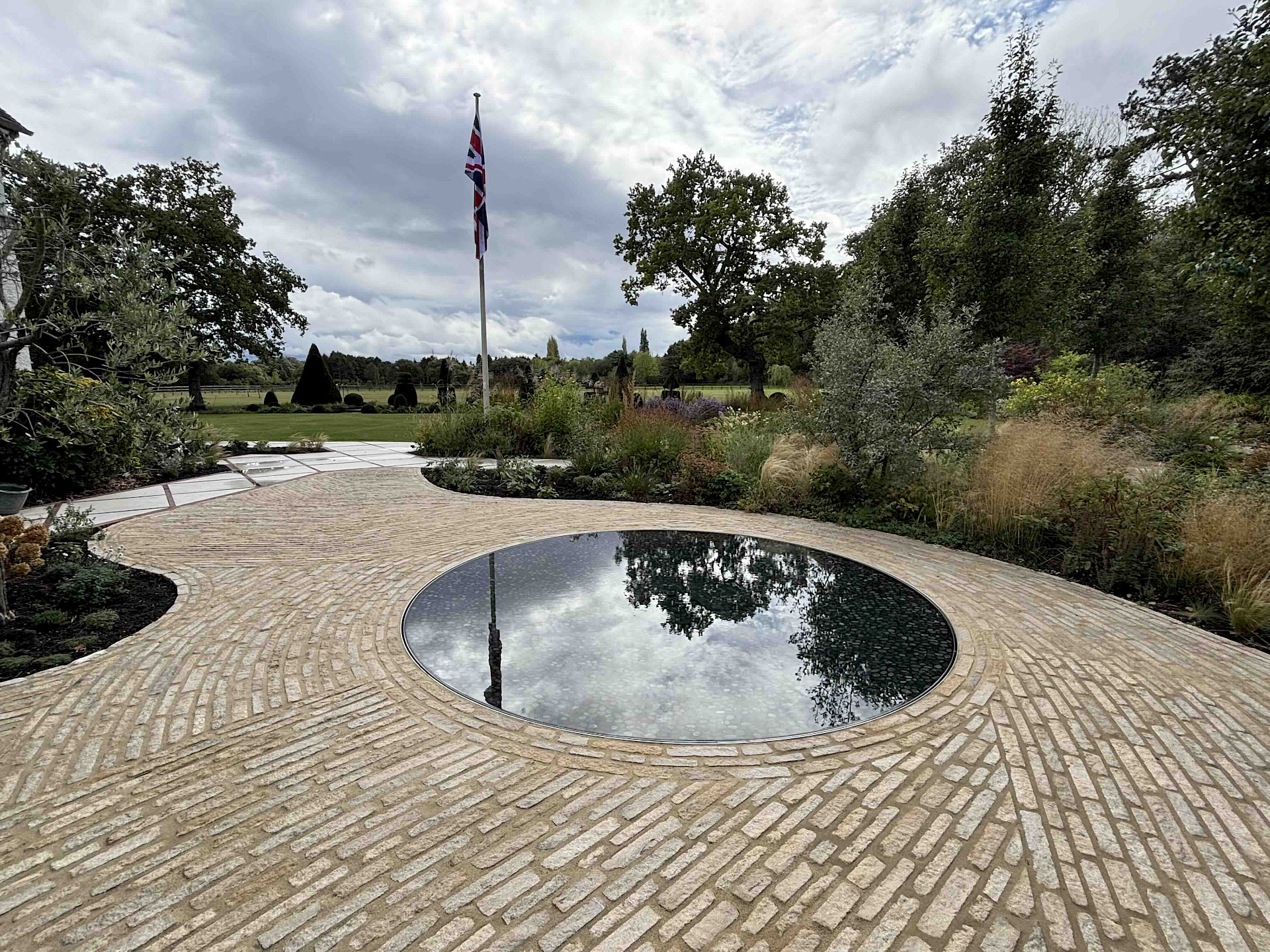 The simple reflection pool that's easy to look after image