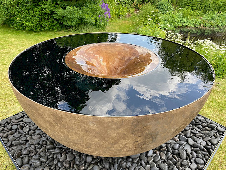 Specular bronze water sculpture