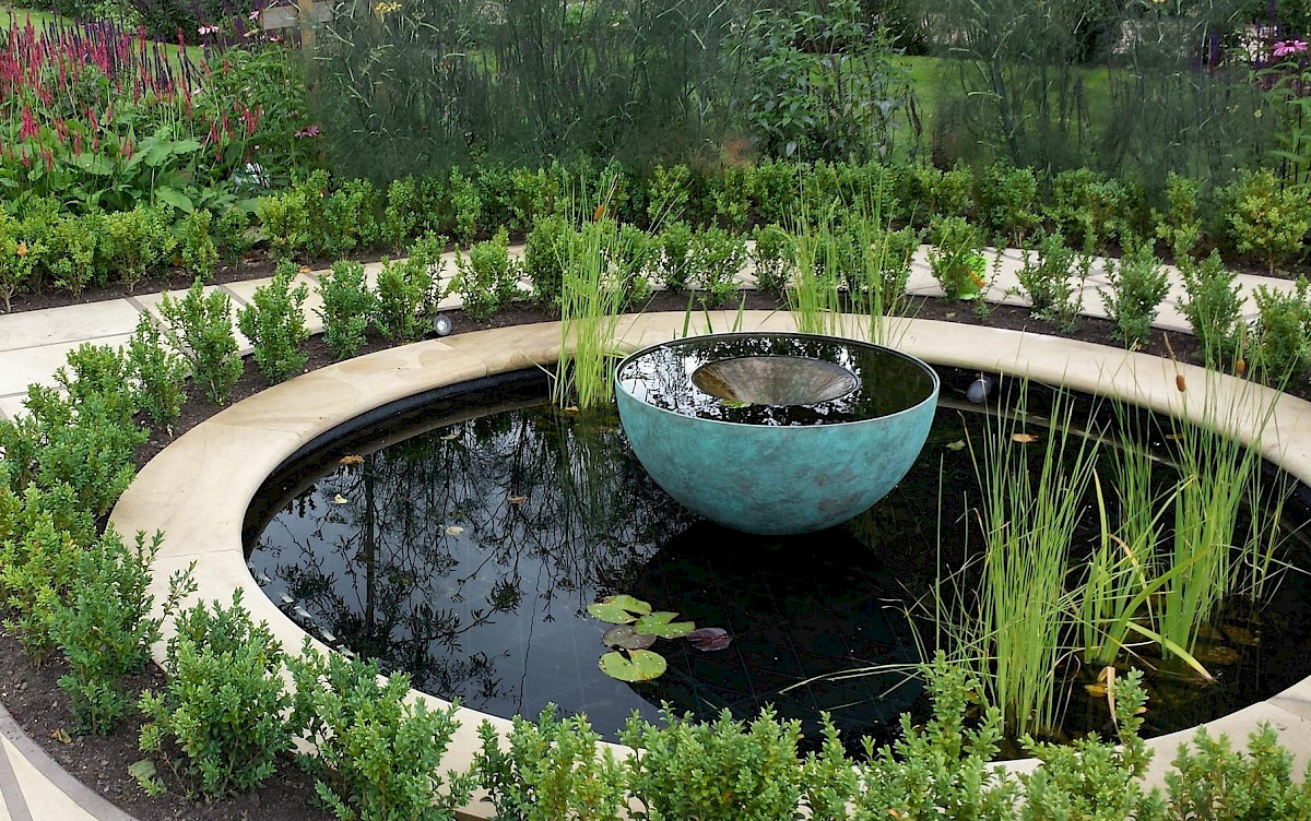 Floating pond specular water feature